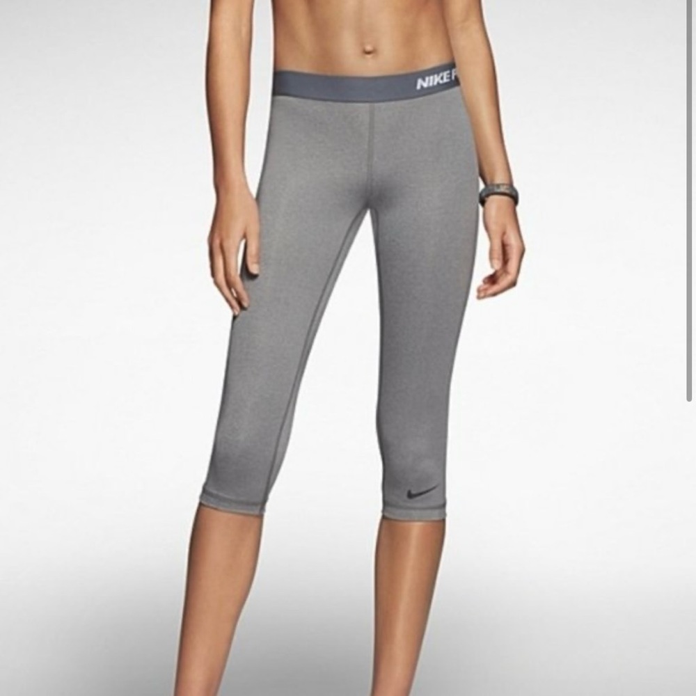 Nike PRO Women's XL
Fitted Dri Fit Pants Leggings
Cropped Capri Gray